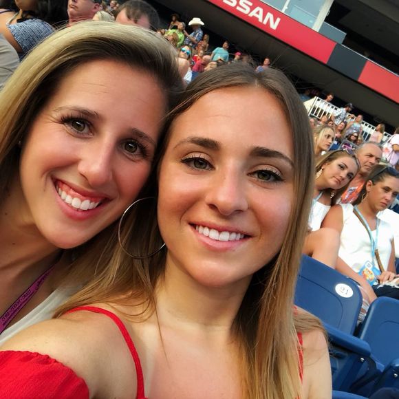 Meet your Posher, Nicole - Picture 1 of 1